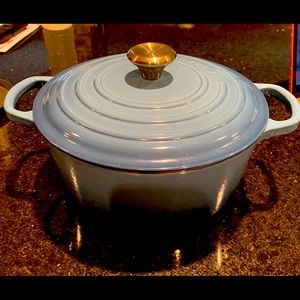 Nearly new Le Creuset round 3.5 quart Dutch oven
